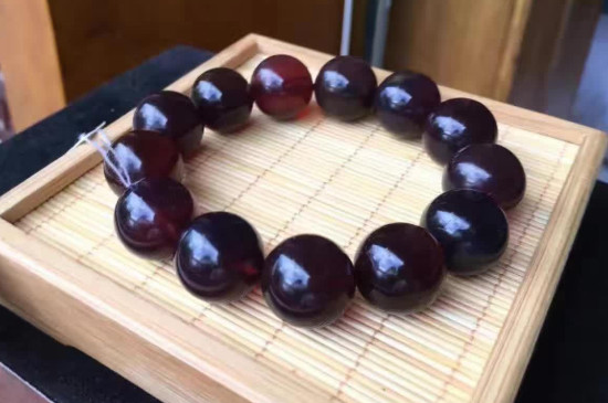 南紅和血珀哪個更適合佩戴，血珀比南紅更適合佩戴
