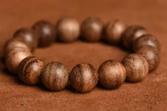 貢木沉香手串功效