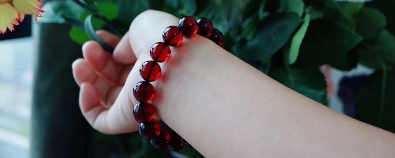 女人戴血珀的好處