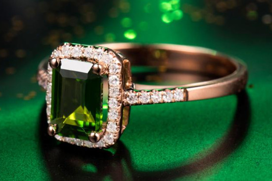 透輝石和祖母綠的區(qū)別