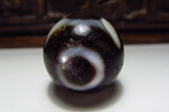最好的天珠是什么材質(zhì)，九眼石頁巖材質(zhì)