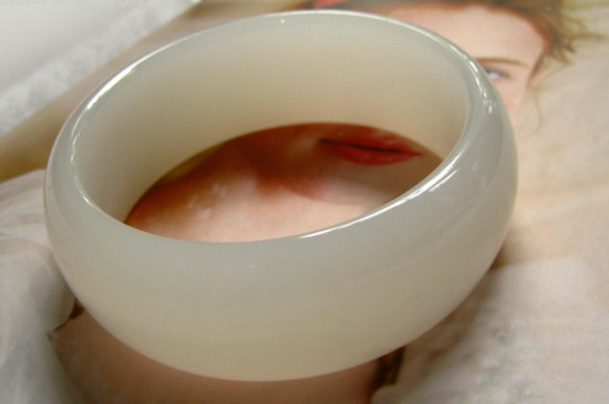 天然水晶手鐲容易碎嗎