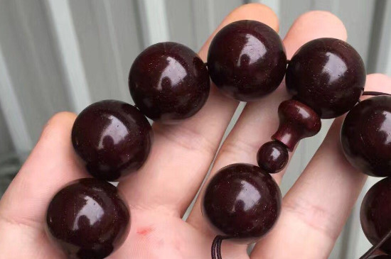 新小葉紫檀手串怎樣長(zhǎng)期存放