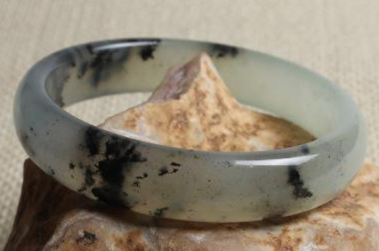 佩戴水沫玉對(duì)身體有害嗎