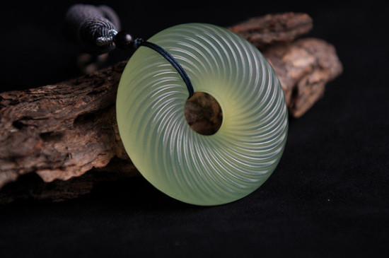 如何判斷岫玉有沒有染色