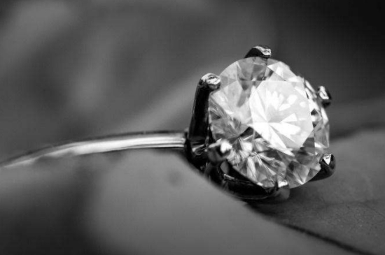 莫桑鉆和鉆石的區(qū)別肉眼能看得出嗎