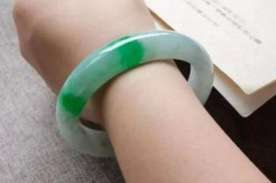 女性佩戴翡翠手鐲的好處