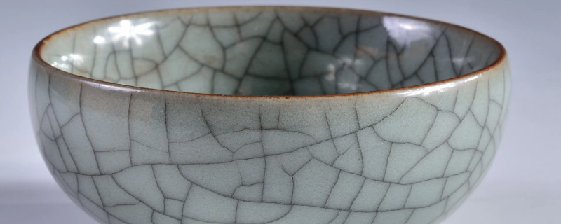 哥窯瓷最主要的特征是