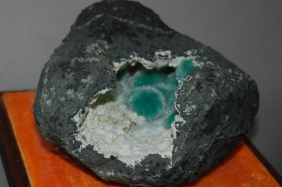 凌美礦石和綠松怎么鑒別