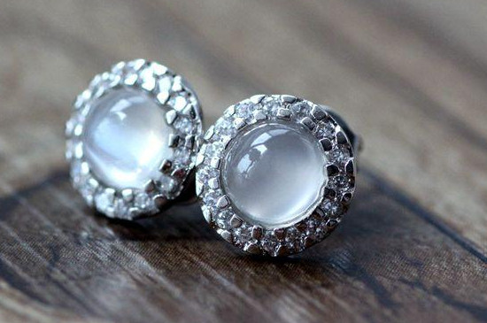 灰月光白月光石不同功效