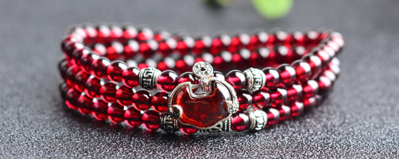 石榴石認(rèn)主人的表現(xiàn)