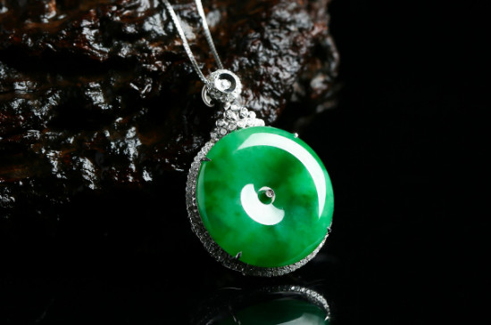 翡翠里面有棉絮會(huì)越戴越少嗎