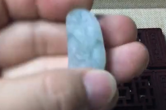 貔貅戴右手頭朝哪邊