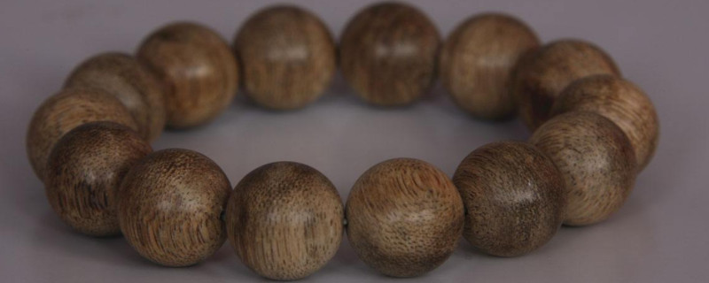 女人沉香手串戴哪個(gè)手