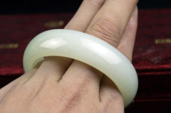 怎樣辨別白玉手鐲的真假