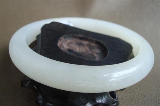 白玉鐲子戴哪個手，戴白玉手鐲的好處