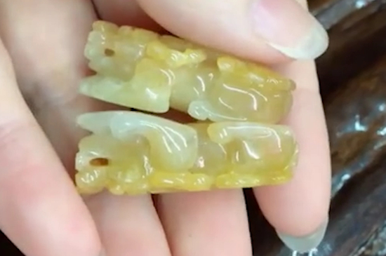 女士帶黃金貔貅的寓意 一個貔貅兩個金珠的寓意