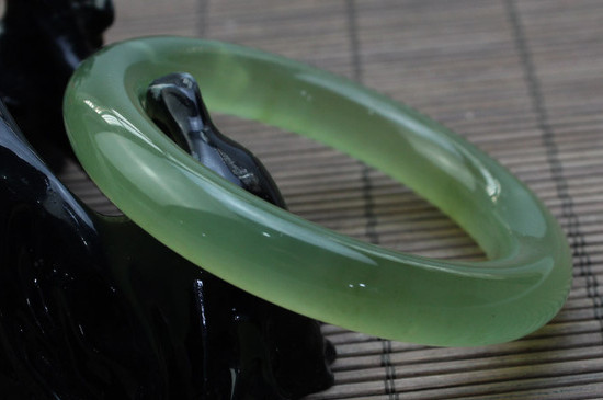 岫玉手鐲戴哪只手