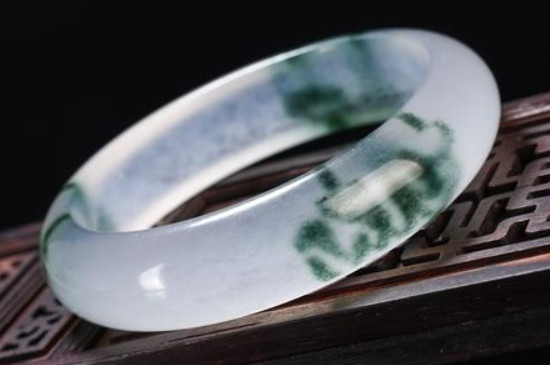 翡翠手鐲泡水一年后