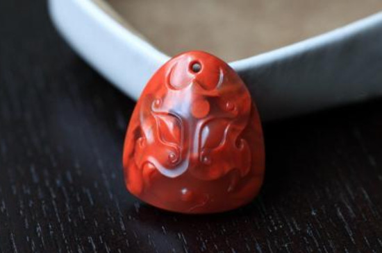 女人帶瑪瑙還是玉髓好，瑪瑙比玉髓要好