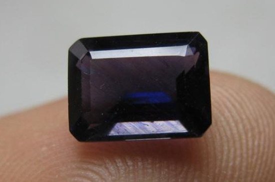 堇青石戴左手還是右手