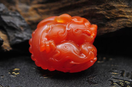 保山南紅真假鑒定方法，看顏色質(zhì)地熒光紋路