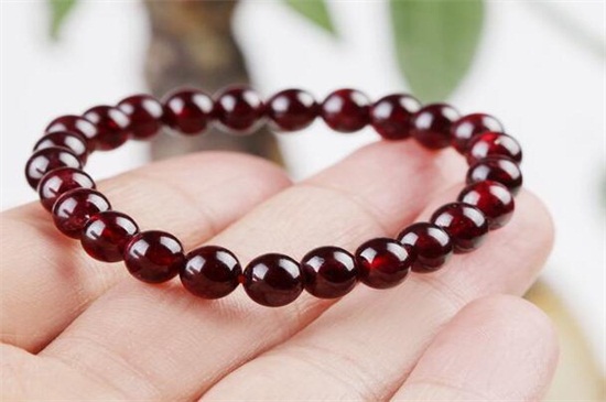 石榴石手鏈的寓意