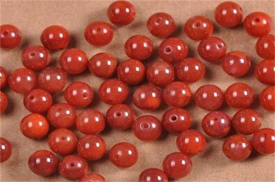 南紅瑪瑙佩戴脖子上會(huì)怕汗嗎，會(huì)且降低南紅質(zhì)量