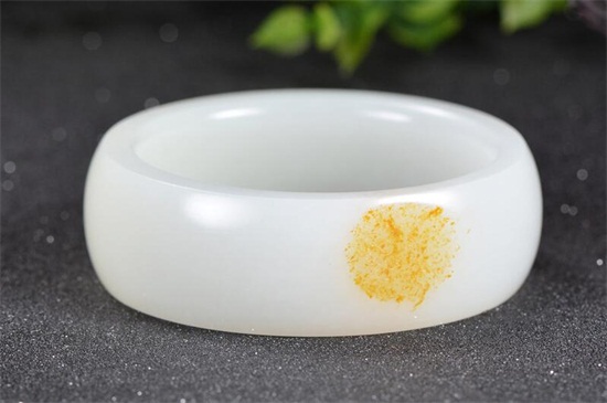 女人帶白玉手鐲好嗎,女戴白玉手鐲的好處