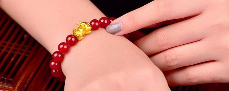 女人帶黃金貔貅的佩戴忌諱