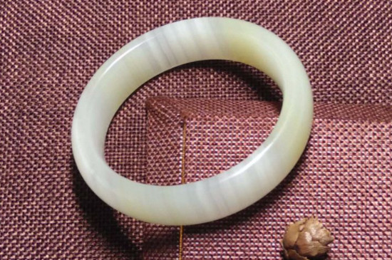 碳酸鹽質(zhì)玉手鐲是什么意思