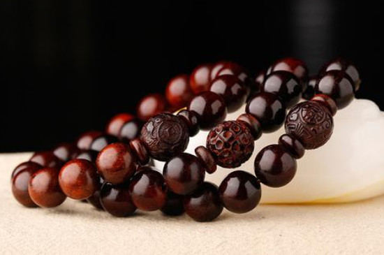 老山檀和小葉紫檀手串哪種好，老山檀手串比小葉紫檀手串好