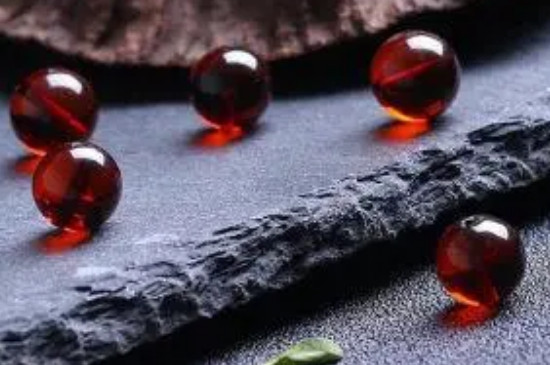 血珀的鑒別用燈光怎么打