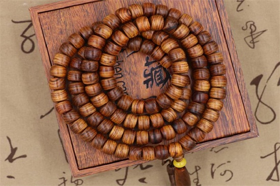 黃花梨手串能天天戴嗎，戴黃花梨的注意事項