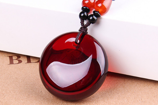 用紫光燈可以鑒別蜜蠟真假嗎