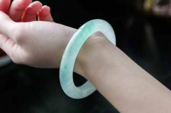 女性佩戴翡翠手鐲的好處