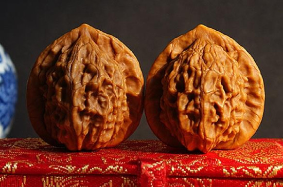 文玩核桃下面肚臍能摳掉嗎