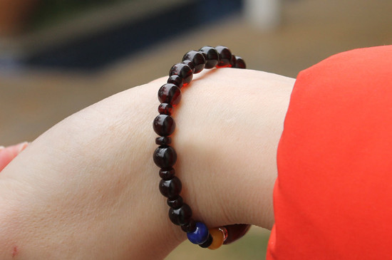 女人戴血珀的好處