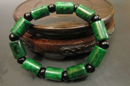 祖母綠手鏈用什么顏色，祖母綠手鏈的禁忌