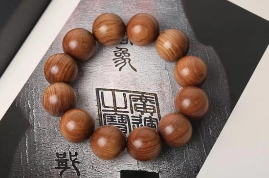 老山檀和小葉紫檀手串哪種好，老山檀手串比小葉紫檀手串好