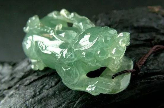 晚上貔貅不戴時放哪里