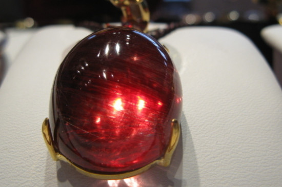 人工貓眼石還有功效嘛，區(qū)分貓眼石真假的方法