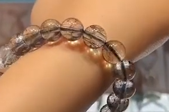 女人戴黑發(fā)晶的好處