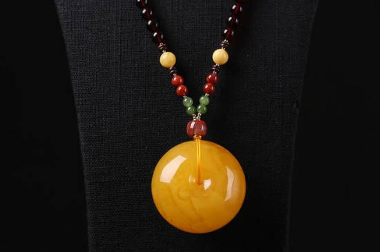 戴蜜蠟平安扣的好處