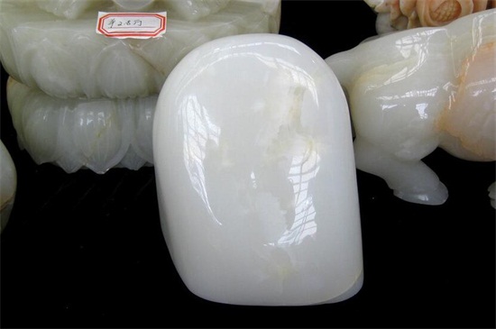 白玉適合什么人戴，戴白玉的好處