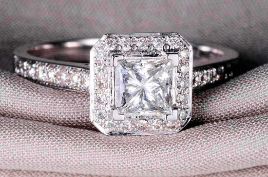 訂婚戒指戴哪個(gè)手指女