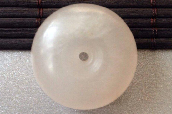 白色金絲玉平安扣辨別真假