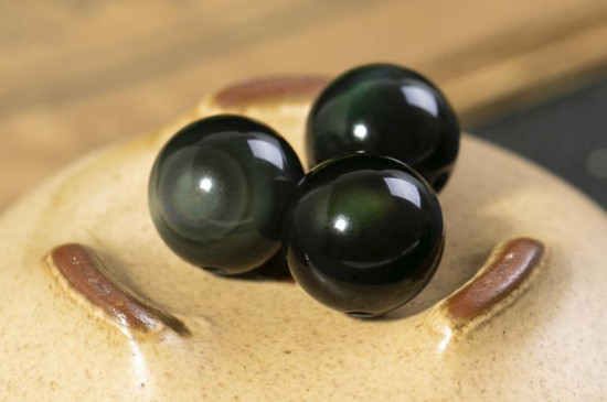 黑曜石與彩曜石有什么區(qū)別?