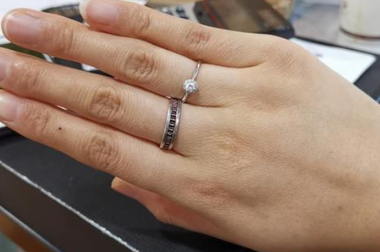 左手中指戴戒指意味著什么