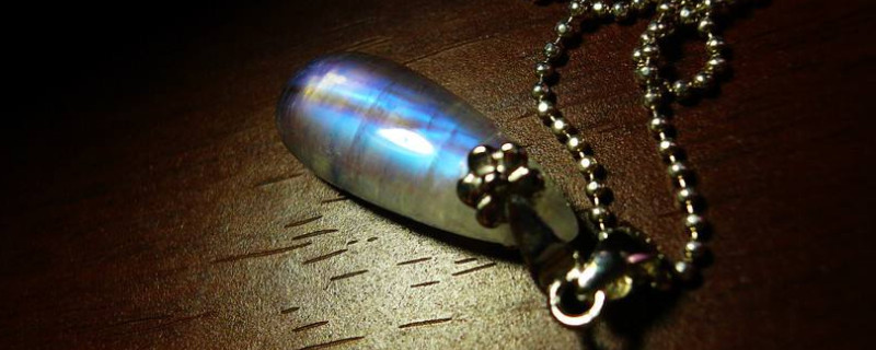 月光石能和其他水晶一起戴嗎